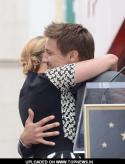 53667_scarlett-johansson-jeremy-renner16.
